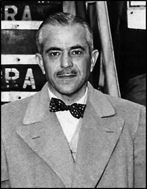 Un hombre con traje y corbata

Descripción generada automáticamente